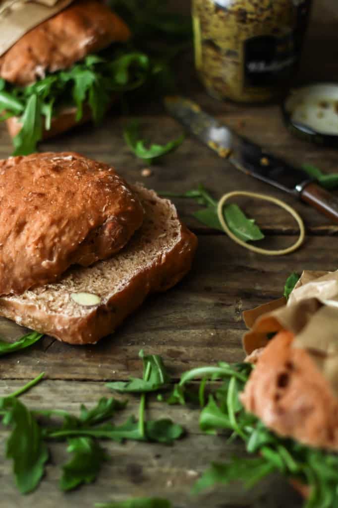 Grove brød med rødbedepesto og saltede mandler