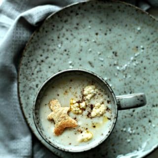 Cremet blomkålssuppe med sprød topping