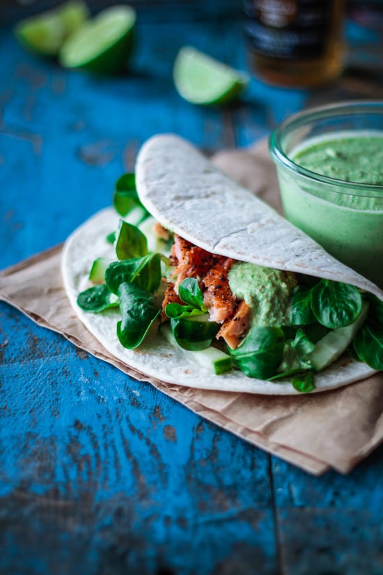 tortilla med laks og ærtehumus - mexicansk mad - opskrift (1)