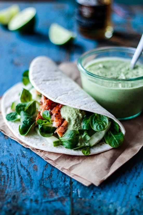 tortilla med laks og ærtehumus - mexicansk mad - opskrift (1)