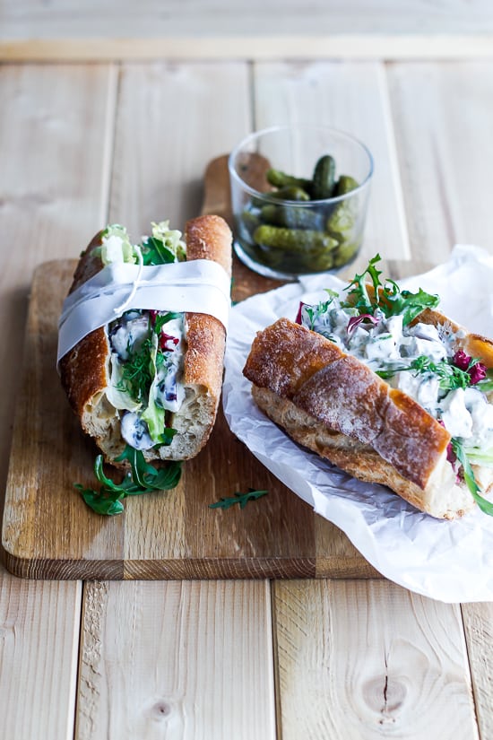 Sandwich med hjemmelavet hønsesalat på græsk yoghurt