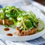 Brød med asparges, feta og balsamico