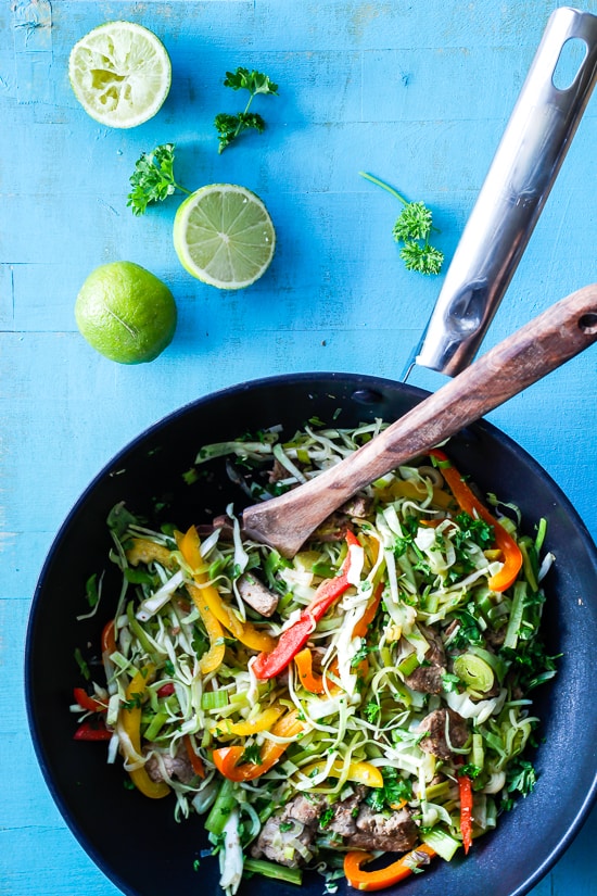 Hverdagsmad - wok medmarineret mørbrad og sprøde grøntsager