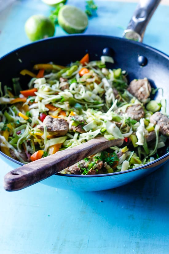 Hverdagsmad - wok medmarineret mørbrad og sprøde grøntsager