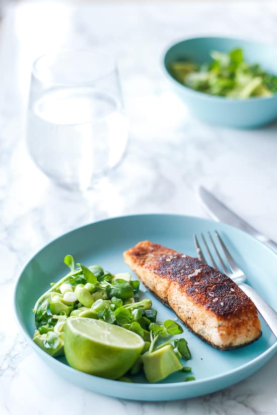 stegt laks med avocadosalat - laks med krydderier - fiskeopskrift (1)