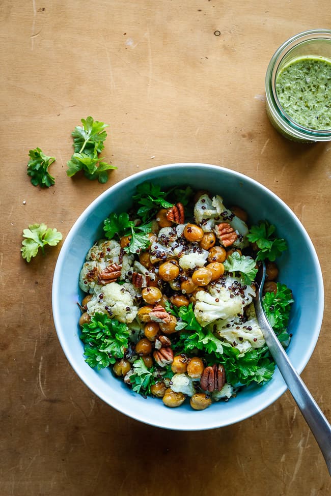 Bagte kikærter og blomkål i quinoasalat med jalapeno-lime dressing - vegetar mad - mad opskrifter