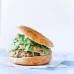 laksebøf med agurkesalat - bagels - aftensmad opskrift