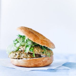 laksebøf med agurkesalat - bagels - aftensmad opskrift