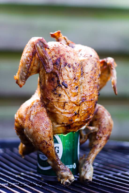 Rubbed kylling på dåse i grill – med lækkert tilbehør