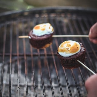 smores cupcakes - chokolade muffins - marengs cupcakes - smores opskrift