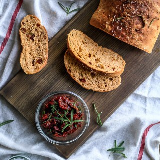 brød med rosmarin og soltørrede tomater-madbrød-brød med krydderurter