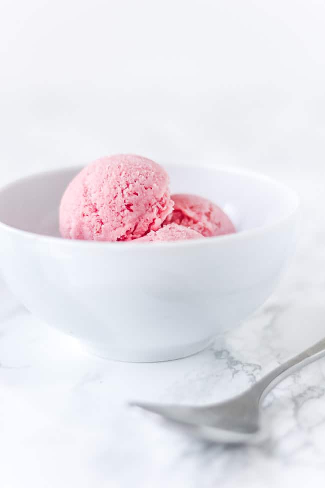 stikkelsbær is - hjemmelavet is - bær - opskrift is 