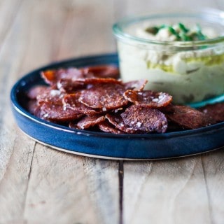 salami chips - spegepølse - kikærtedip - sund snack - opskrift