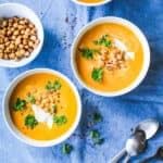 Gulerodssuppe med ingefær og krydrede kikærter