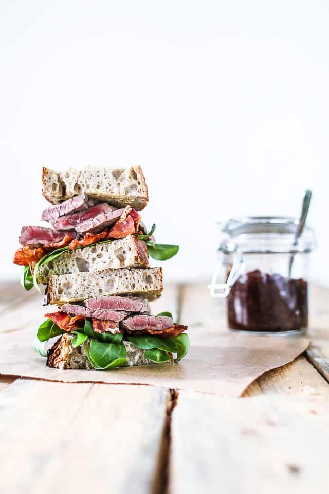 Steak Sandwich - samdwich med bacon og kød - frokost opskrift