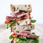 Steak Sandwich - samdwich med bacon og kød - frokost opskrift