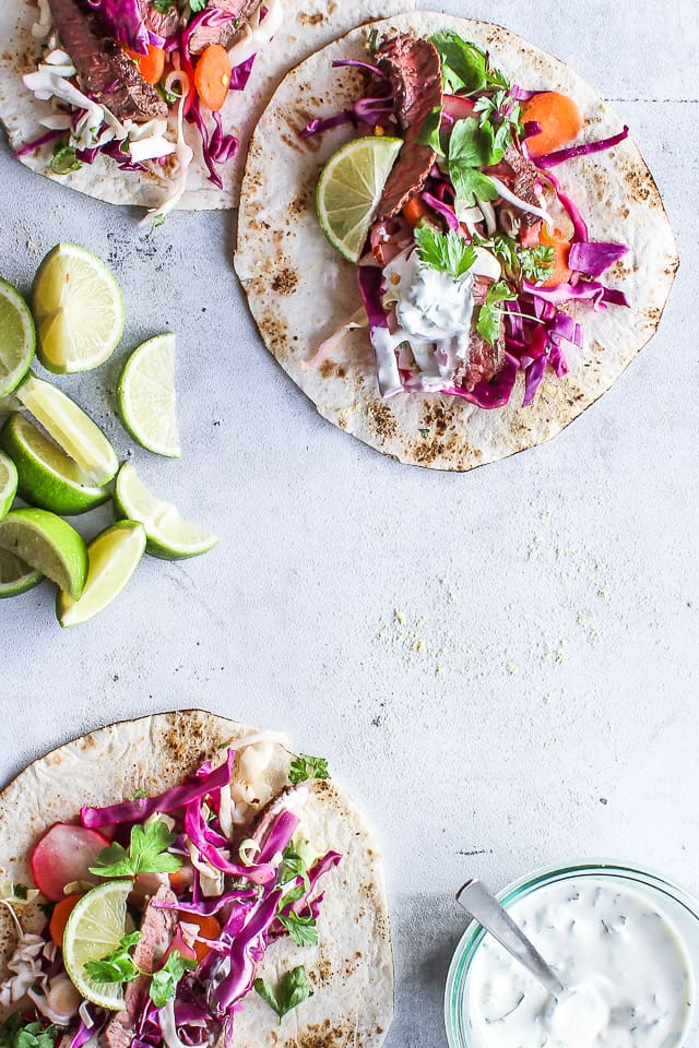 Tacos med syrlig salat, krydret oksekød og jalapenodip - opskrift