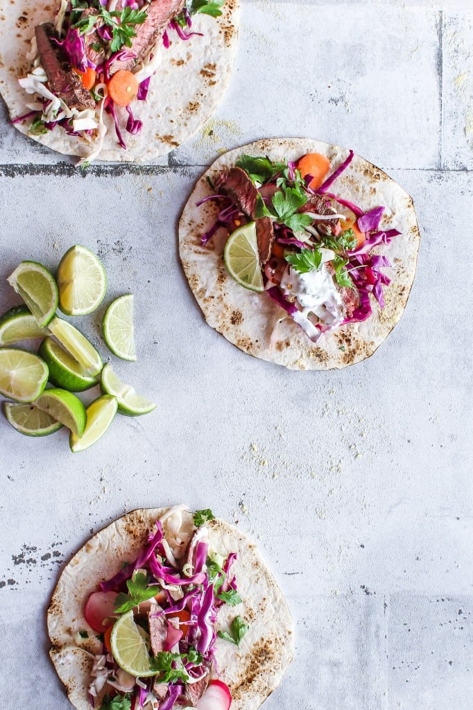 Tacos med syrlig salat, krydret oksekød og jalapenodip - opskrift