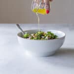 broocolisalat med pinjekerner, feta og rosiner - syrlig salat med broccoli - opskrift