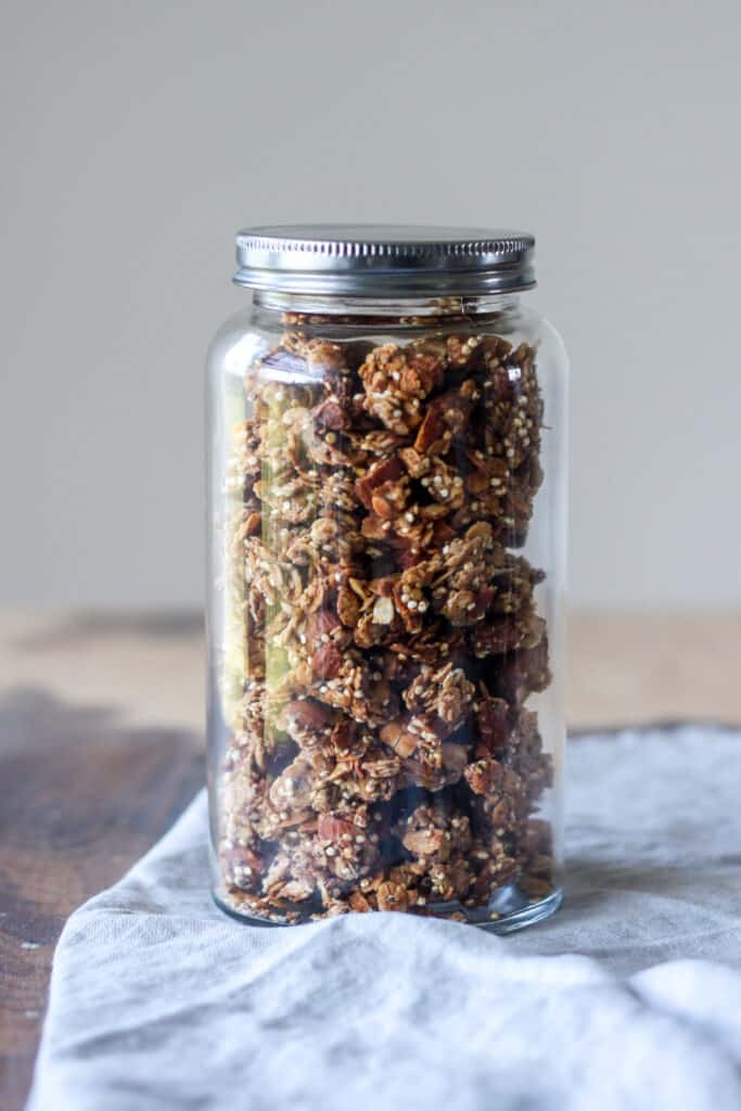 Hjemmelavet chunky granola med mandelsmør, chiafrø og quinoa