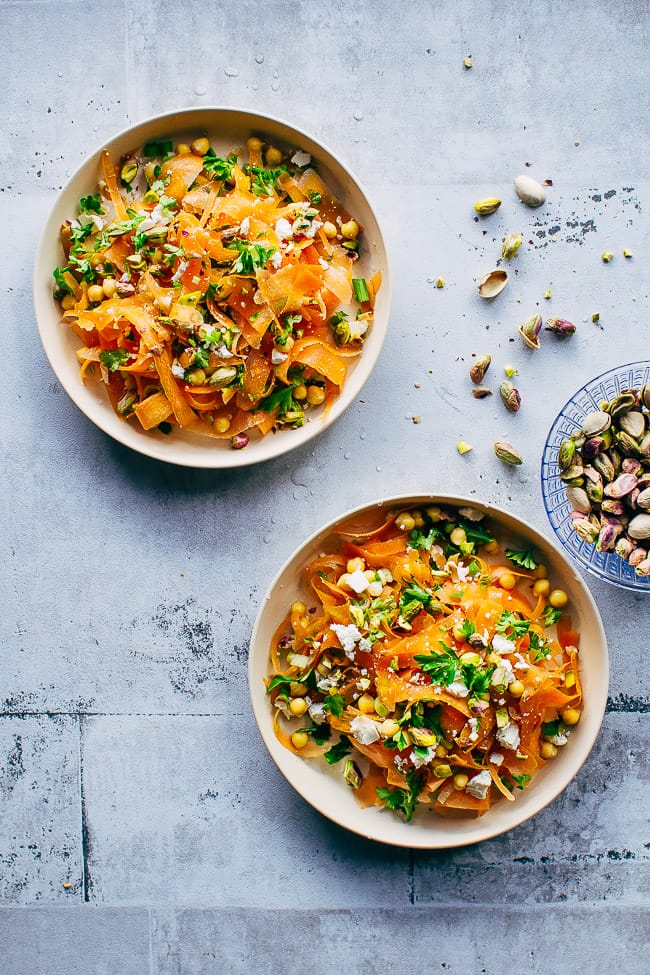 Marokkansk gulerodssalat med kikærter, pistacienødder og krydret dressing
