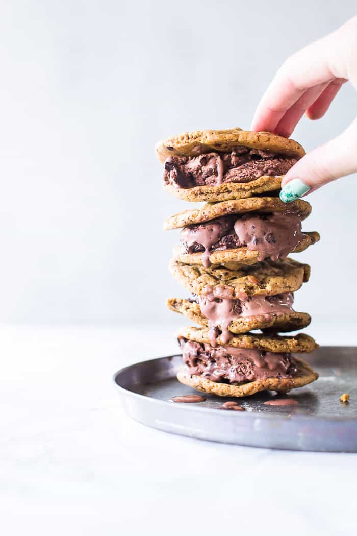 Is-sandwich med chocolate chip cookies