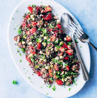 træ kat bunke Salat med jordbær, quinoa og pistacienødder | nem opskrift