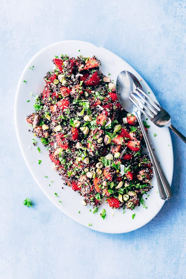 Salat med jordbær, quinoa og pistacienødder nem opskrift