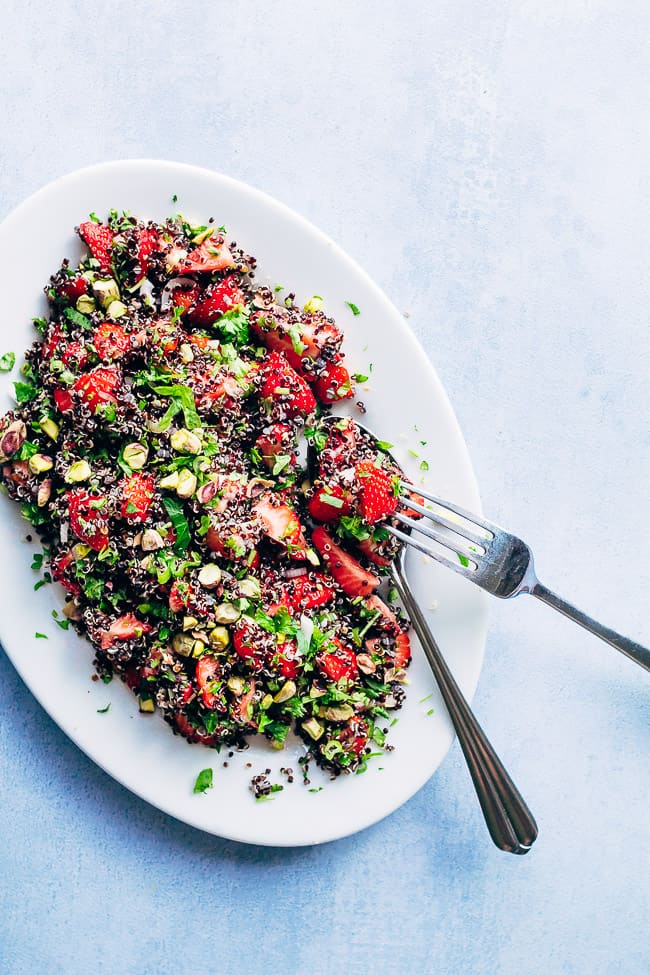 Salat med jordbær, quinoa og pistchienødder - nem og lækker jordbærsalat perfekt tilbehør til grillmad