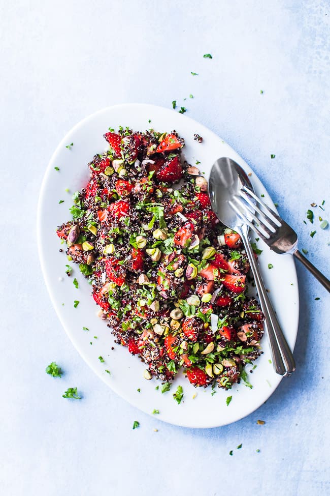 Salat med jordbær, quinoa og pistchienødder - nem og lækker jordbærsalat perfekt tilbehør til grillmad