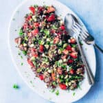 Salat med jordbær, quinoa og pistchienødder - nem og lækker jordbærsalat perfekt tilbehør til grillmad