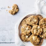 cookies-opskrift-med-hvid-chokolade-og-noedder