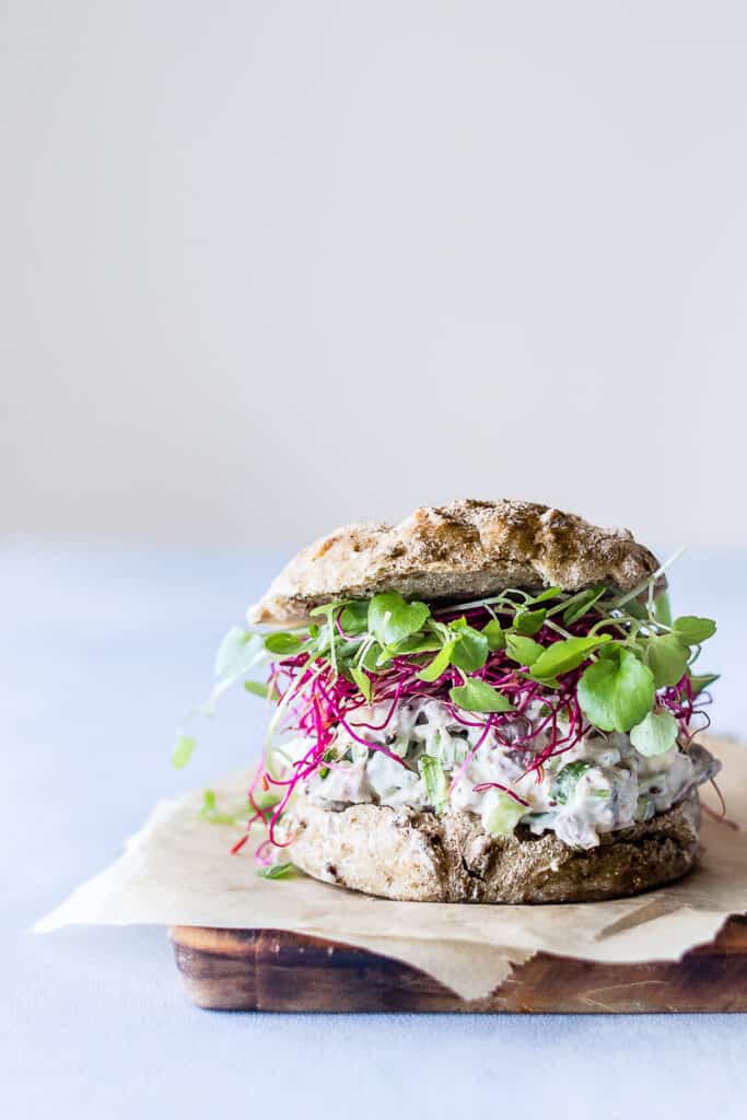 sandiwch-rugboller-med-hoensesalat-opskrift-madpakke