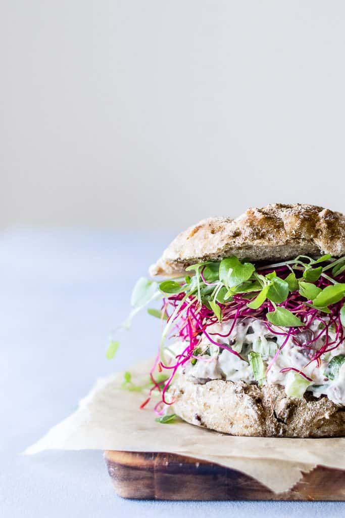 sandiwch-rugboller-med-hoensesalat-opskrift-madpakke