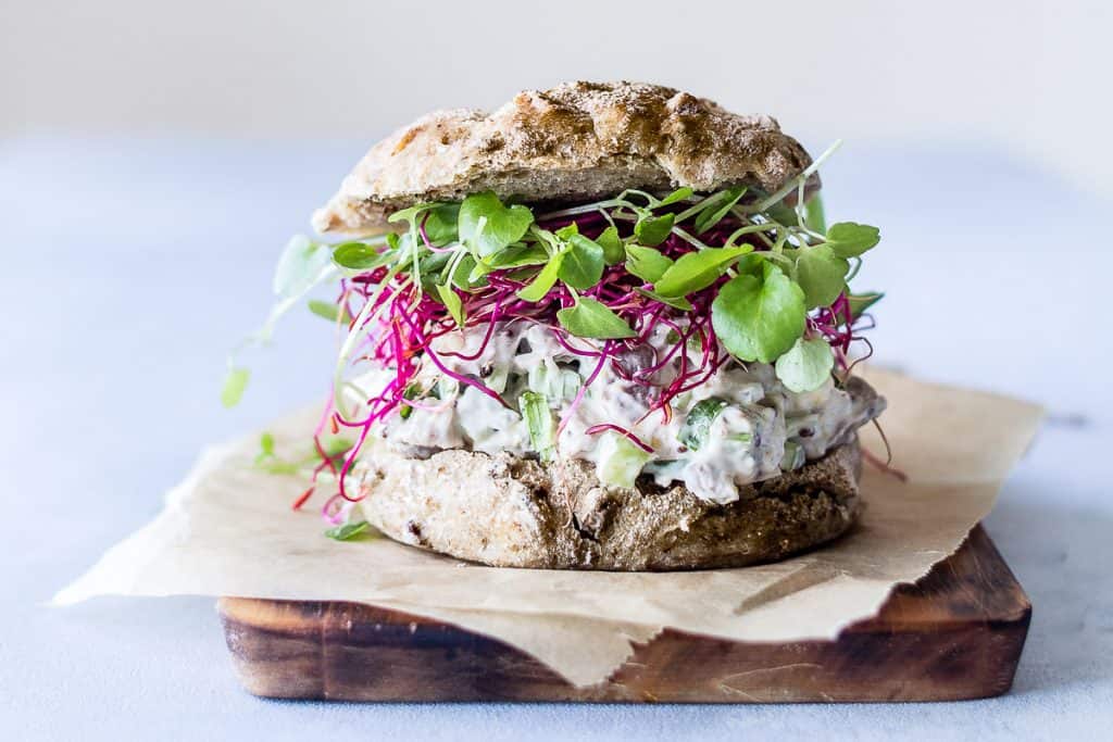 sandiwch-rugboller-med-hoensesalat-opskrift-madpakke