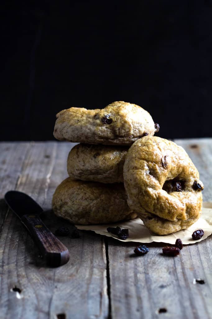 bagels-med-kanel-og-rosiner-opskrift-paa-soede-bagels-med-kanel-1
