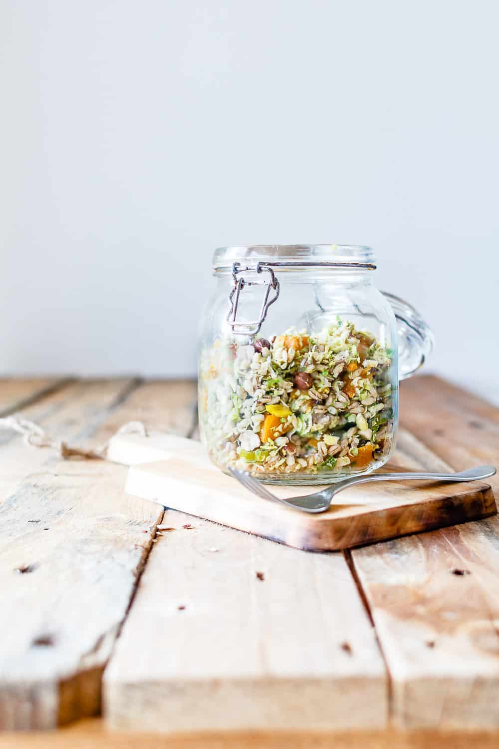 Lun salat med perlebyg, butternutsquash, rosenkål og tahinidressing