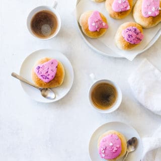 Fastelavnsboller med creme - opskrift på gammeldagsfastelavnsboller