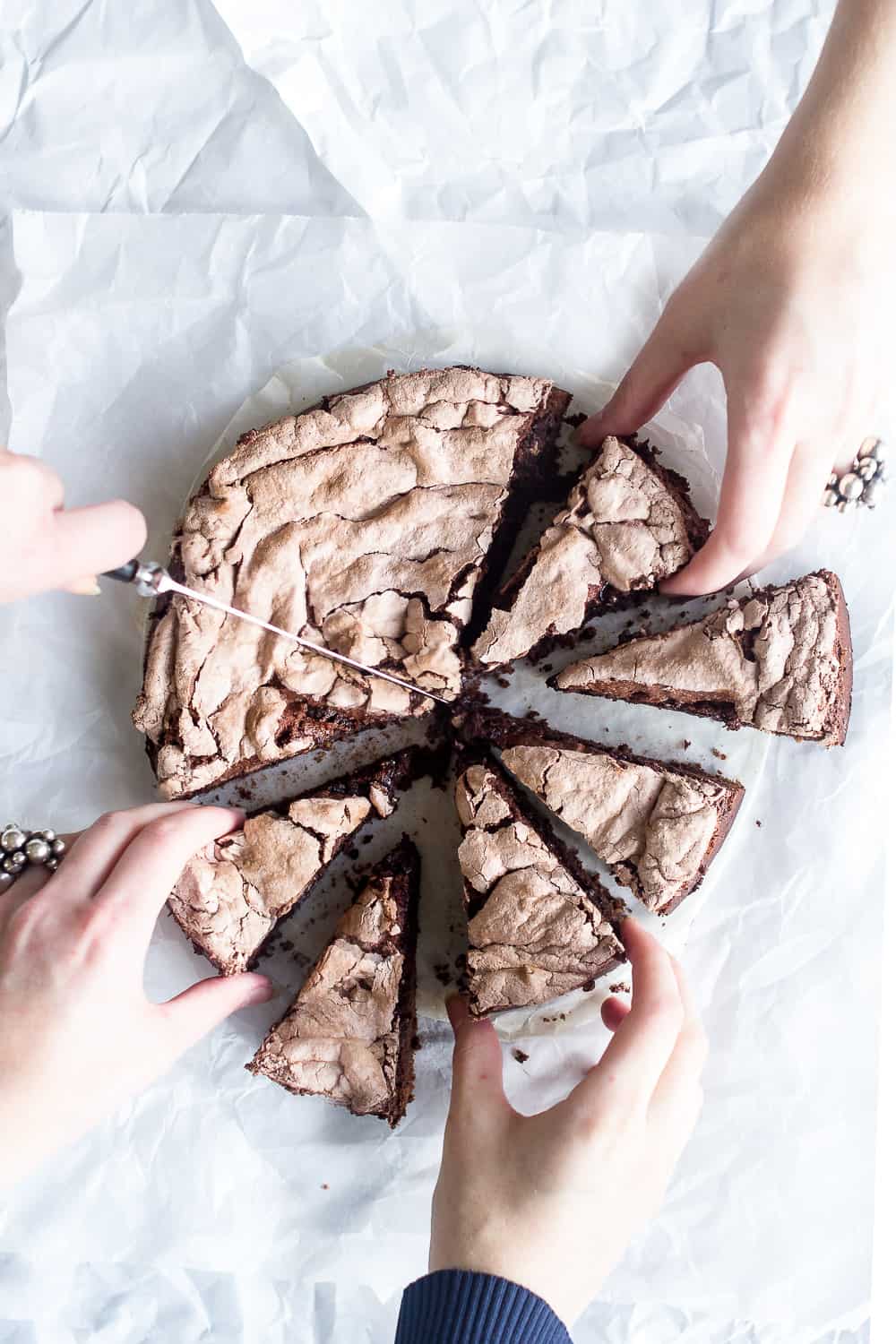 kab et livligt madbillede med flere hænder_foodstyling_madfotografering 