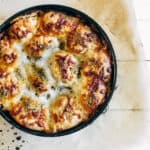 oste brød med hvidløg og krydderurter - brød til suppe