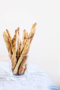 Grissini stænger med salt og rosmarin - opskrift på italienske brødpinde