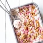 is med rabarber og crumble - is på kondenseret mælk - opskrift