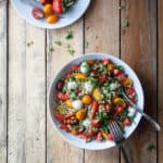 salat med jordbær, perlebyg, tomater og pesto