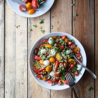 salat med jordbær, perlebyg, tomater og pesto