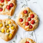 Foccacia brød med tomat og rosmarin - opskrift på italiensk madbrød