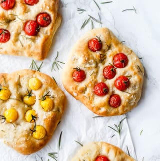Foccacia brød med tomat og rosmarin - opskrift på italiensk madbrød