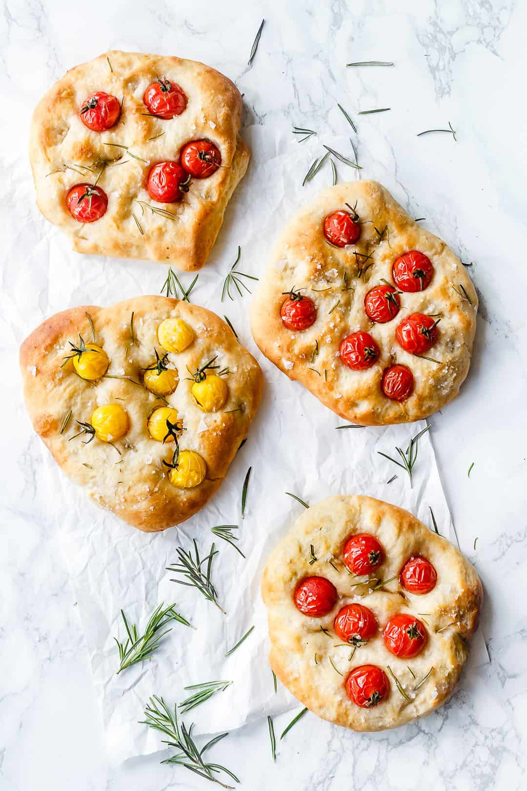 Foccacia brød med tomat og rosmarin - opskrift på italiensk madbrød