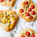 Foccacia brød med tomat og rosmarin - opskrift på italiensk madbrød
