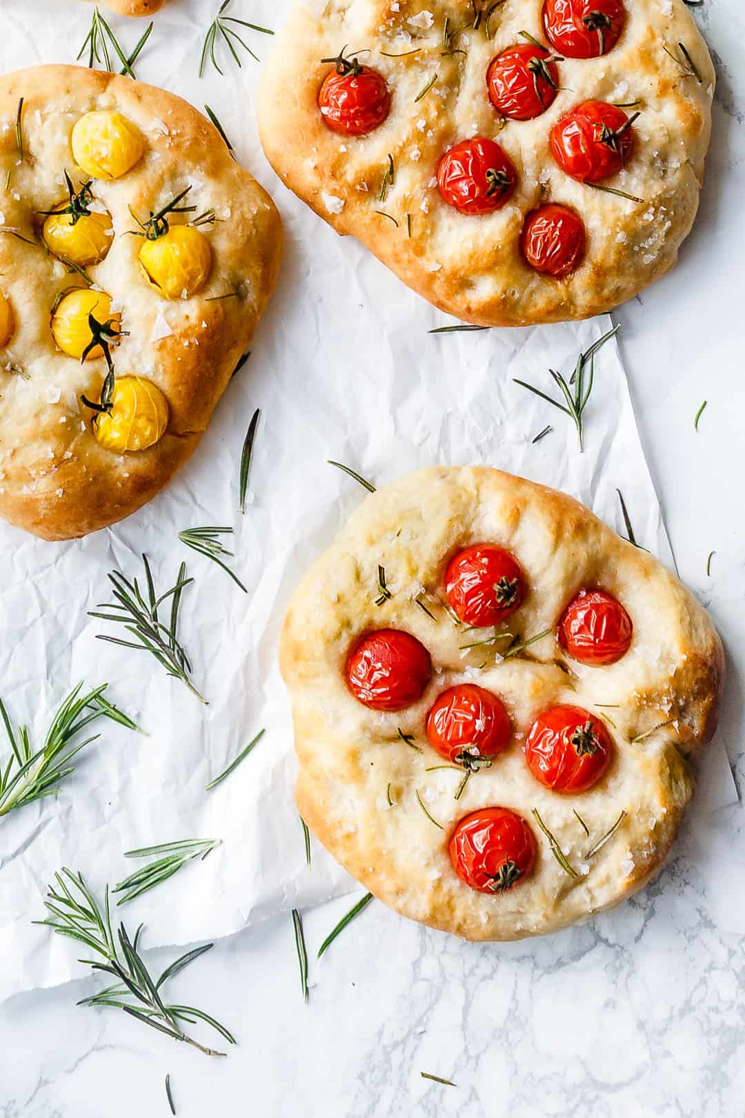 Foccacia brød med tomat og rosmarin - opskrift på italiensk madbrød