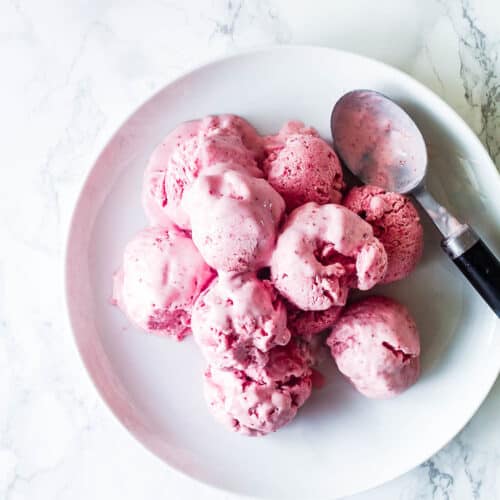 Jordbæris: hjemmelavet jordbær is - nem, lækker og cremet